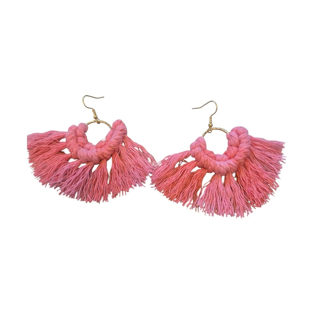 マクラメ　ピアス　ゴールドリング　Hot Pink